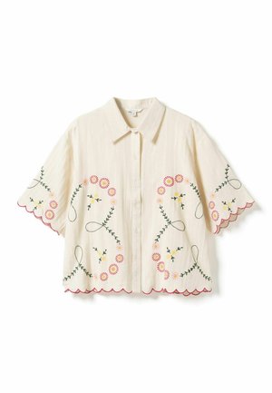 Kortærmet bluse i cremefarve med knapper og krave, med broderede lyserøde og gule blomster med grønne vinranker og bølgede kanter på ærmer og kant.