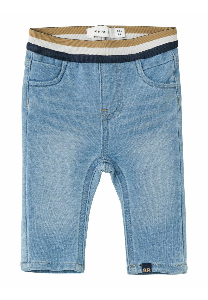 Svetlo modri jeans hlače z rebrastim pasom v rjavi in mornarsko modri črti, ki vsebujejo štiri žepe in subtilne detajle bledenja.