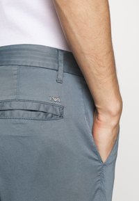 Emporio Armani Pantalones chinos - mottled blue