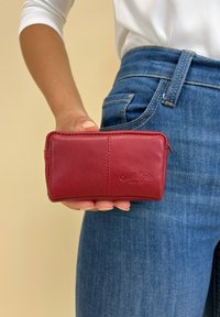 Gusti Leder BUTLER - Denarnica - cherry red