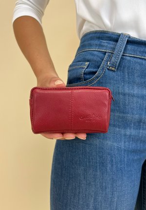 Gusti Leder BUTLER - Punge - cherry red