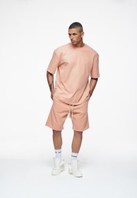 Pegador LOGO TEE - Basic póló - vintage washed tuscan rose gum