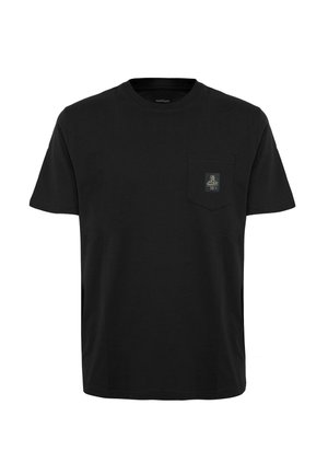 T-shirt nera in cotone con maniche corte, collo rotondo e tasca sul lato sinistro del petto con una grafica. Texture liscia.