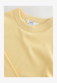 Geselecteerd, butter yellow