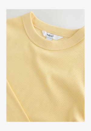 Lysegul ribbet T-shirt med rund hals og en diskret tekstur, prydet med et lille mærke med brandnavnet "NEXT."