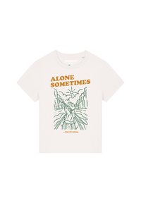 Weißes Baumwoll-T-Shirt mit grünem und orangefarbenem Grafikdruck eines Menschen in der Natur und dem Text "MANCHMAL ALLEIN ...aber es ist in Ordnung."