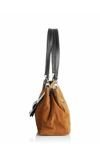 Bruine suède tote bag met zwarte gestructureerde leren handvatten, zilveren hardware en een platte leren label bevestigd aan de zijkant.