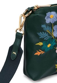 Zelená kožená taška s květinovou výšivkou v modré, oranžové a žluté barvě. Obsahuje zlatý zip a hardwarové doplňky, s kontrastním texturovaným popruhem.