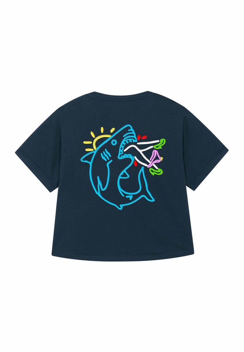 Jūras spēku kokvilnas T-krekls ar lielu izšūtu zivs dizainu, kas attēlo haizivi ar krāsainu pludmales lietussargu un sauli, brīva piegriezuma un īsām piedurknēm.