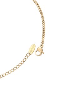 Gouden kettingarmband met ovale schakels, een kreeftsluitingen en een tag gegraveerd met "XP TTW." Gladde en glanzende oppervlaktextuur.