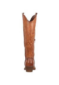 Botas de cuero marrón hasta la rodilla con un ligero tacón, que presentan intrincados patrones en relieve y una abertura ancha en la parte superior.
