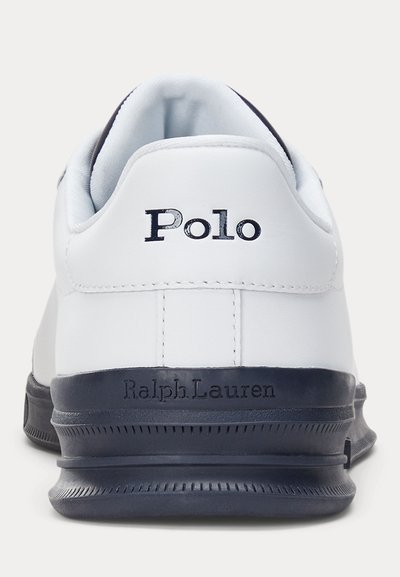 Beli usnjeni copat z mornarsko modrim podplatom. Ima "Polo" blagovno znamko v črni barvi na peti in "Ralph Lauren" vtisnjen na strani. Gladka tekstura.