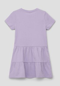 Kurzärmeliges Kleid aus leichtem Lavendelkott, mit einem gestuften Rüschendesign am Saum und einem runden Ausschnitt. Glatte Textur, lässige Passform.