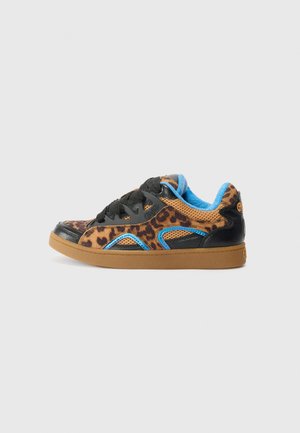 Leopardmønstret sneakers med sorte læderdetaljer, blå indvendig for og gummisål. Har et netpanel til ventilation.