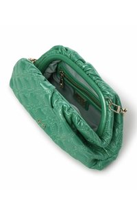 Borsa a mano verde in pelle con texture trapuntata, design arricciato e hardware metallico. L'interno è foderato in tessuto chiaro con una tasca con zip.