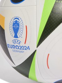 Pallone da calcio bianco con il logo UEFA Euro 2024, impreziosito da accenti verdi vivaci, neri e arancioni, e una superficie testurizzata.