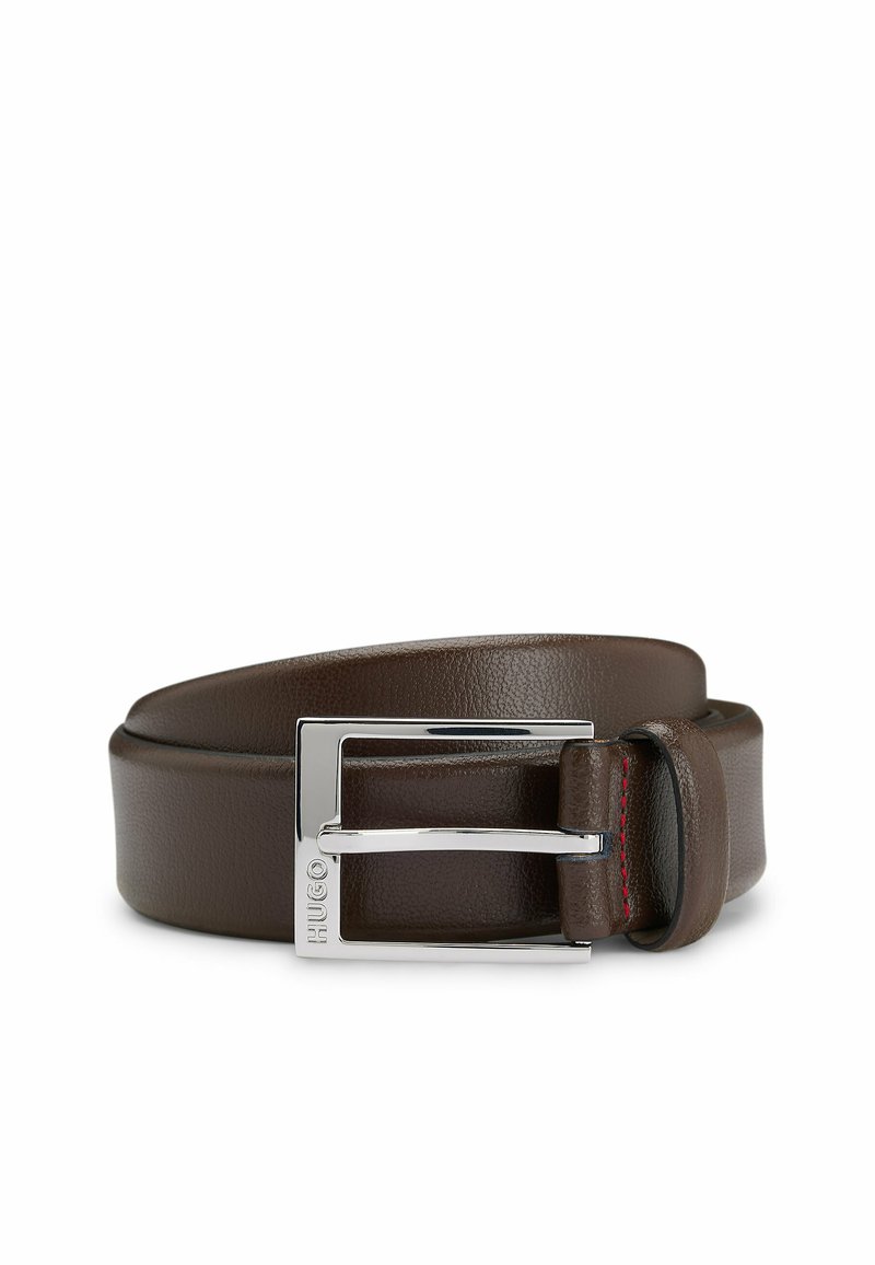 Bruine leren riem met een zilver metalen gesp, met een rechthoekige vorm en een rode stikselrand.