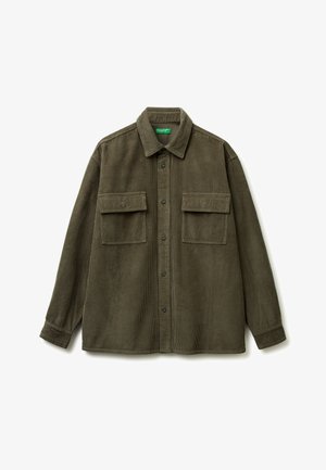 Veste chemise en velours côtelé vert olive avec un devant à boutons, deux poches poitrine et un col. Tissu texturé à côtes et manches longues.