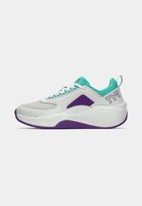 Sneaker z białą cholewką, akcentami z siateczki i turkusowymi detalami. Posiada fioletową podeszwę i sznurowadła, z teksturowanym językiem i logotypem.
