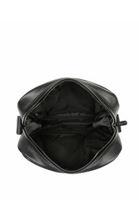 Czarna skórzana torebka o gładkiej fakturze, z zamkiem błyskawicznym i przestronnym wnętrzem z dwoma kieszeniami.