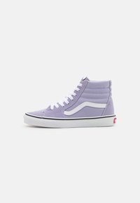 Paarse suède high-top sneaker met witte veters en zijstreep. Voorzien van een gevoerde kraag en een witte rubberen zool met zwarte accenten.