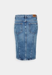 Jeanskjol i ljusblå tvätt, med rak skärning, bakfickor och en synlig sömdetalj. Tillverkad av bomull med en läderlogotyp.