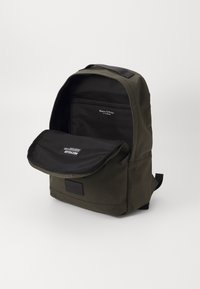 Zaino verde oliva con esterno in tessuto, chiusura con zip e fodera interna nera con una tasca piatta. Logo stampato all'interno.