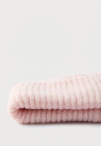 Fular tricotat roz cu striații, textură moale, pliat, având nuanțe deschise și subtile. Design simplu, cu o culoare uniformă pe toată suprafața.