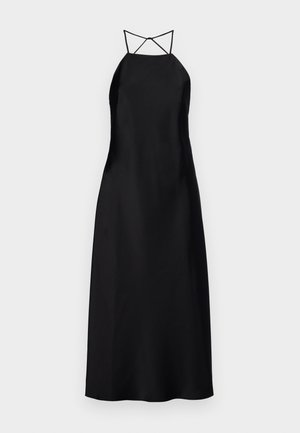 Juodas satino maxi suknelė su kaklo juosta ir kryžminėmis nugaros juostomis, pasižyminti glotnia tekstūra ir minimalistiniu dizainu.