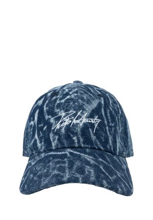 Niebieska denimowa czapka baseballowa z białym abstrakcyjnym wzorem tie-dye oraz białym, kursywnym haftem na przednim panelu.