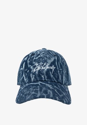Niebieska denimowa czapka baseballowa z białym abstrakcyjnym wzorem tie-dye oraz białym, kursywnym haftem na przednim panelu.