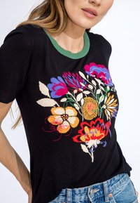 Ivko INTARSIA  FLORAL EMBROIDERY - Potiskana majica - black