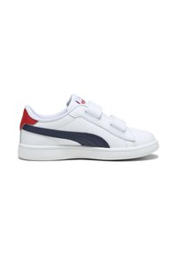 Baskets blanches avec des accents bleu marine et rouge, dotées d'une tige synthétique lisse, de deux bandes Velcro et d'une semelle en caoutchouc texturée.