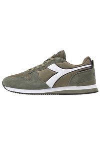 Zapatillas deportivas verde oliva con materiales de ante y malla, acentos de logo en blanco, cuello acolchado y suela exterior de goma negra, con un diseño clásico de zapatillas de running.