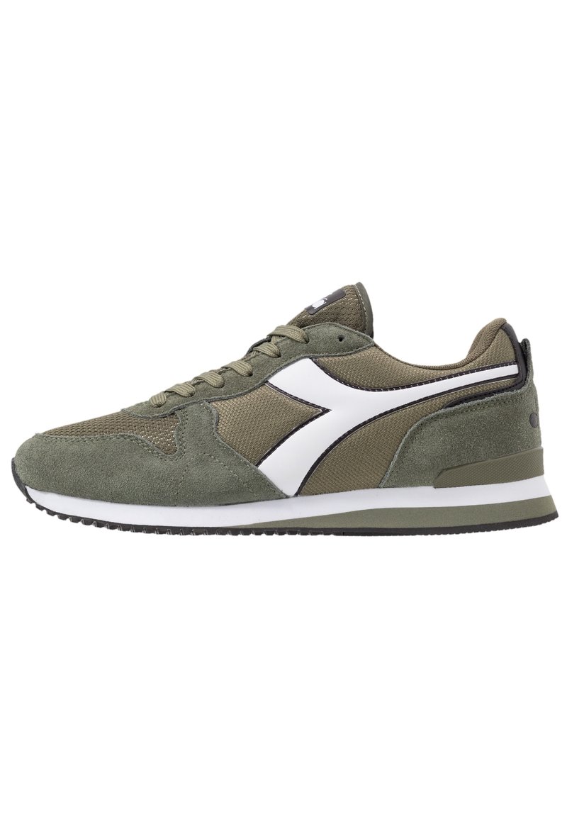 Zapatillas deportivas verde oliva con materiales de ante y malla, acentos de logo en blanco, cuello acolchado y suela exterior de goma negra, con un diseño clásico de zapatillas de running.