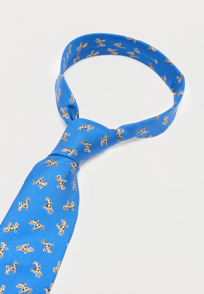 Μπλε γραβάτα με μικρά μοτίβα ταμπά και μαύρου σκύλου, χαλαρά δεμένη σε λευκό φόντο.