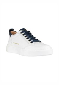 Sneaker bianco con accenti blu marino, tomaia in pelle liscia, punta rotonda, suola piatta bianca e marchio dorato sul lato. Presenta lacci blu marino.