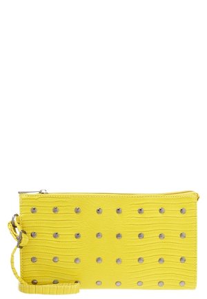 Gele polstertas clutch met golvende textuur, zilveren studs in rijen gerangschikt en een ritssluiting met bijpassende polsband.