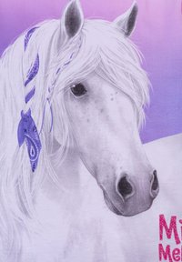 Cavallo bianco con una lunga criniera fluente e accenti viola, su uno sfondo sfumato rosa e viola. Presenta un testo "Il mio piccolo unicorno".