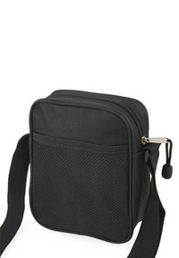 Bolso mensajero negro hecho de tejido duradero con cierre de cremallera, un bolsillo de malla en el frente y una correa ajustable. Forma cuadrada con una textura sutil.