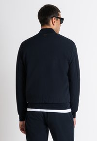 Antony Morato REGULAR FIT IN DOBBY WITH PADDING AND LOGO ON PATCH - Chaquetas bomber - ink blue