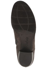 Suela de un zapato Gabor de color marrón oscuro con un patrón de agarre texturizado y un tacón bajo y cuadrado.