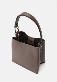 Bolso tote de cuero marrón con textura, un asa, cierre de presión y bolsillos interiores. Forma rectangular minimalista con herrajes dorados.