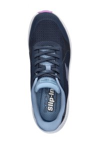 Marineblauwe en lichtblauwe mesh sportieve schoen met een instapontwerp, een gevoerde kraag en een paarse accent op de hak. Voorzien van gestructureerde veters en een logo.
