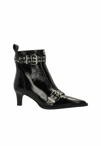 Bottine en cuir verni noir avec un bout pointu, des accents de boucle en argent et une fermeture éclair sur le côté, dotée d'un talon fin de 5 cm.