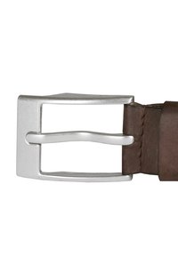 Bruine leren riem met een zilveren rechthoekige metalen gesp. De gesp heeft een centrale stang en is bevestigd aan de leren band.