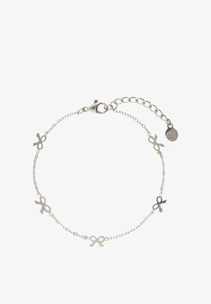 Delikatna srebrna bransoletka z cienkim łańcuszkiem, ozdobiona równomiernie rozmieszczonymi drobnymi zawieszkami w kształcie kokardek oraz okrągłą zawieszką z wygrawerowanym napisem "my" przy zapięciu.