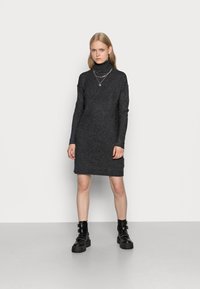 Vero Moda VMBRILLIANT ROLLNECK DRESS - Stickad klänning - black melange