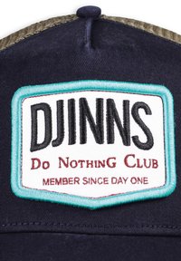 Marineblaues Baseballcap mit Netzrücken. Verfügt über einen rechteckigen gestickten Aufnäher mit "DJINNS", "Do Nothing Club" und "MEMBER SINCE DAY ONE."