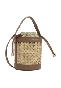 Borsa a secchiello rotonda con corpo intrecciato in rattan beige, dettagli in pelle marrone, chiusura con coulisse e manico corto. Include dettaglio con marchio dorato.